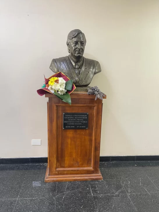  El busto hoy, ubicado en el hall del primer piso.