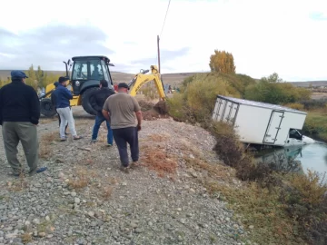Un camión sufrió un fallo en el sistema de frenos y terminó en sumergido en el río Chaila