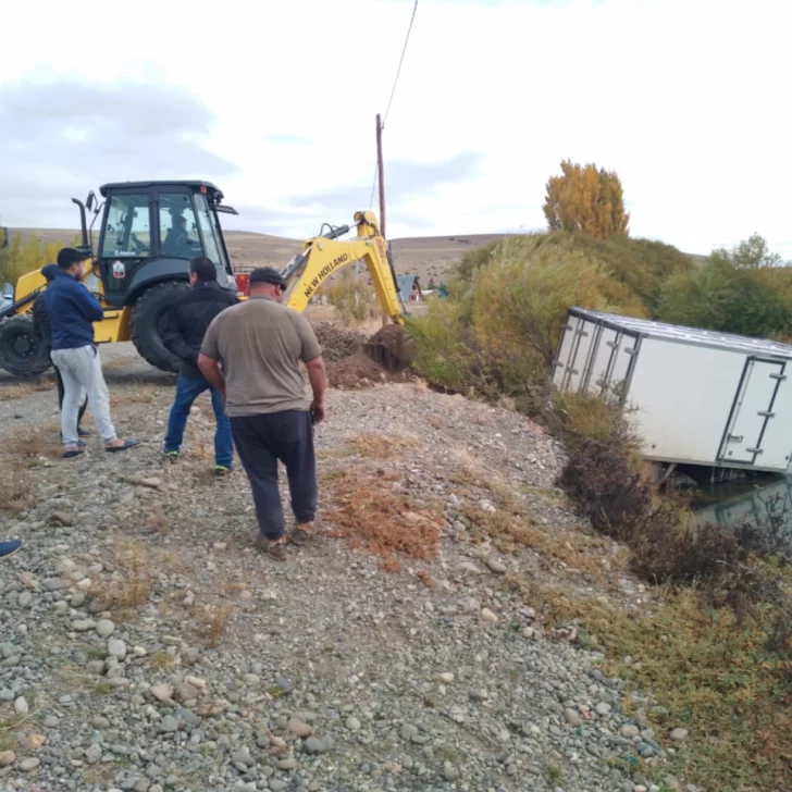 Un camión sufrió un fallo en el sistema de frenos y terminó en sumergido en el río Chaila