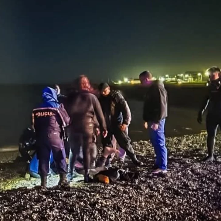 Bomberos y médicos del Hospital Regional rescataron a una persona en estado de crisis en la ría de Río Gallegos