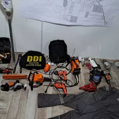 Detuvieron a un hombre acusado de robar herramientas: le encontraron un equipo de comunicación policial