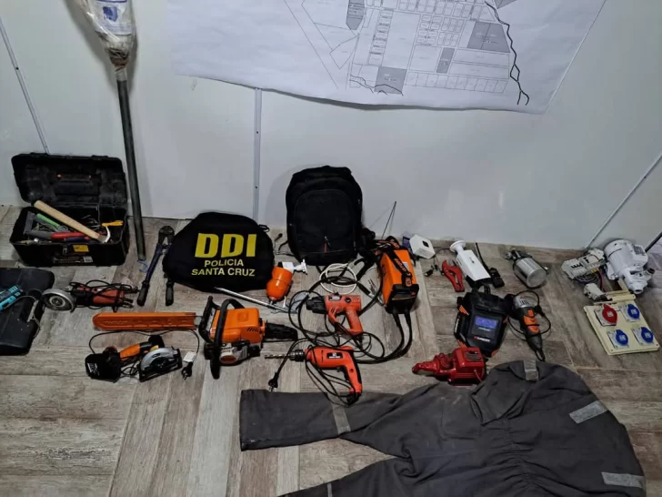 Detuvieron a un hombre acusado de robar herramientas: le encontraron un equipo de comunicación policial