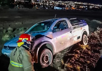 Perdió el control de su camioneta y casi cae por un barranco: se salvó de milagro