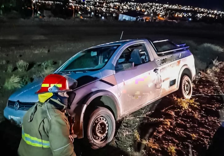 Perdió el control de su camioneta y casi cae por un barranco: se salvó de milagro