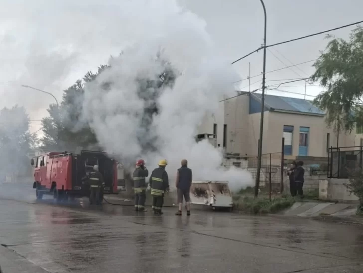 Bomberos controlaron un principio de incendio en un contenedor: no hubo heridos