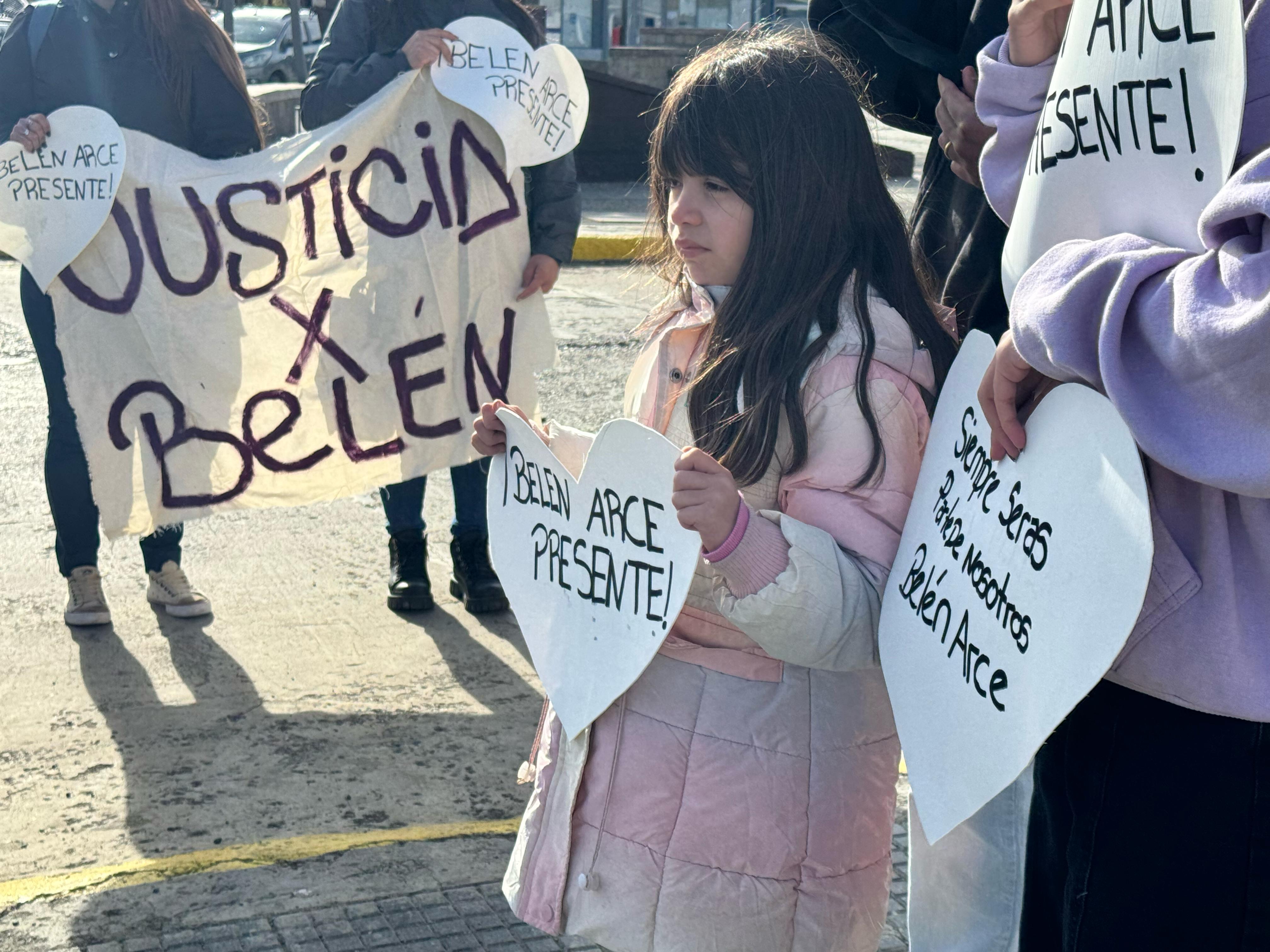  La nieta de Carlos y la sobrina preferida de Belén, estuvo presente en la marcha. (FOTO: LA OPINIÓN AUSTRAL)
