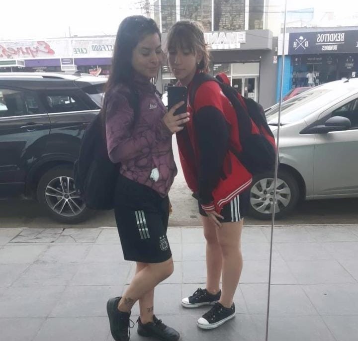  Brianna y Xiomara posando frente al espejo del casino. (LA OPINIÓN AUSTRAL)