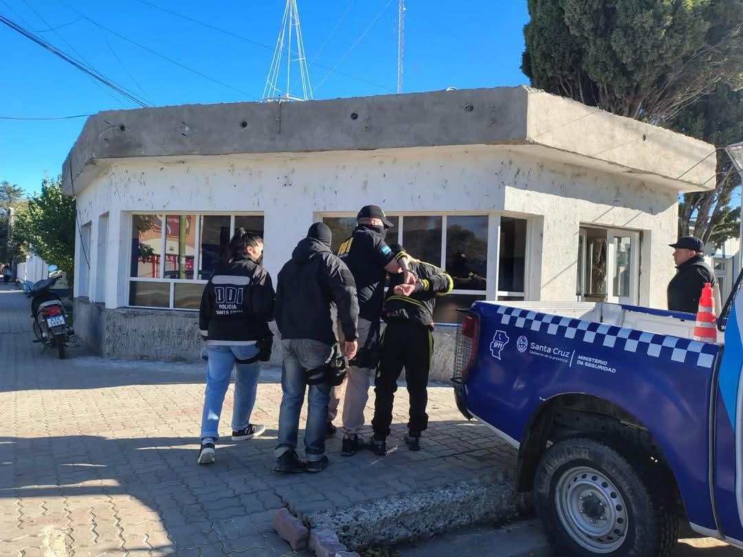 Hizo un boquete para robar en un local de telefonía y lo atraparon con el botín en otra ciudad de Santa Cruz