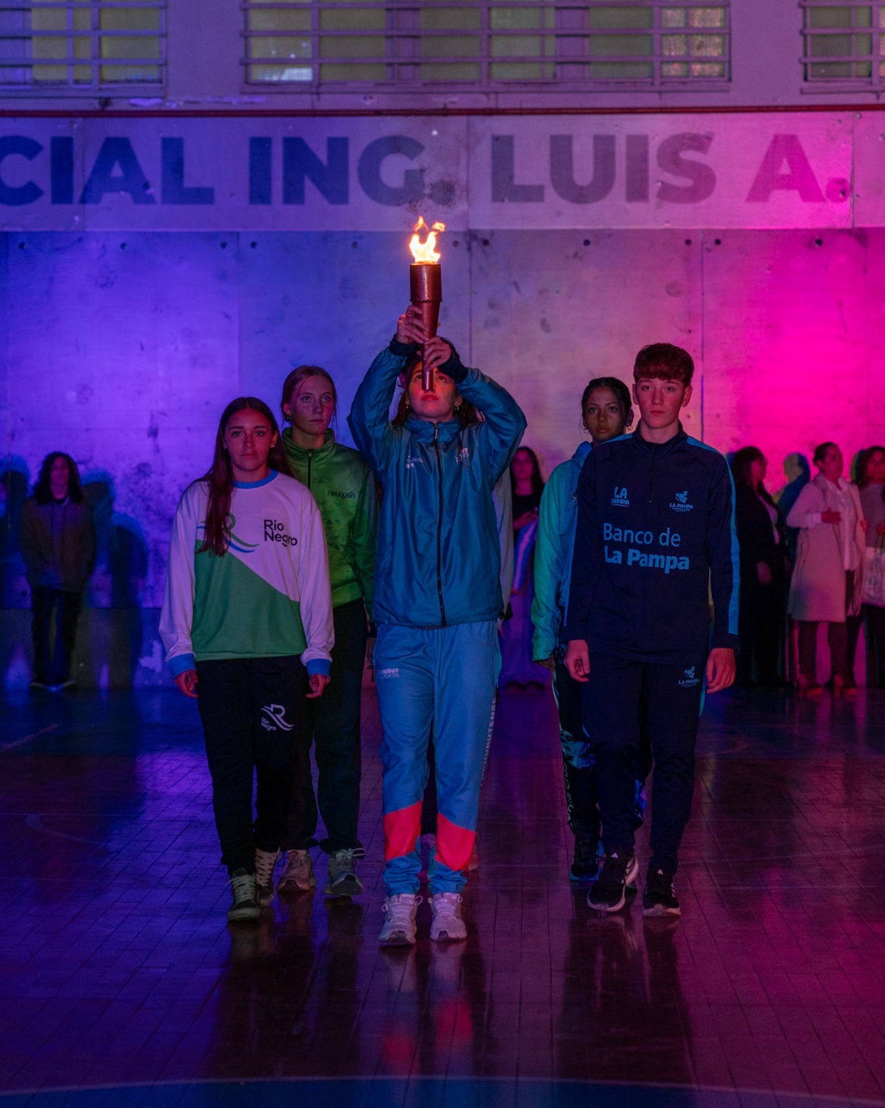  La joven atleta Olivia Conesa con la antorcha.