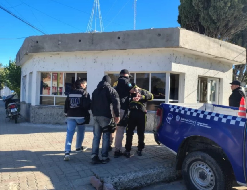  La detención del sospechoso. FOTO: POLICÍA DE SANTA CRUZ