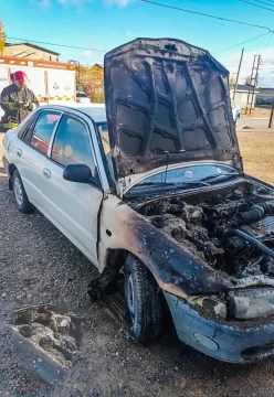 Susto en el barrio Belgrano: un desperfecto eléctrico provocó un principio de incendio en un auto