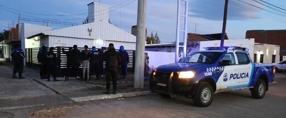 En controles preventivos, clausuraron dos bares y desbarataron una fiesta clandestina