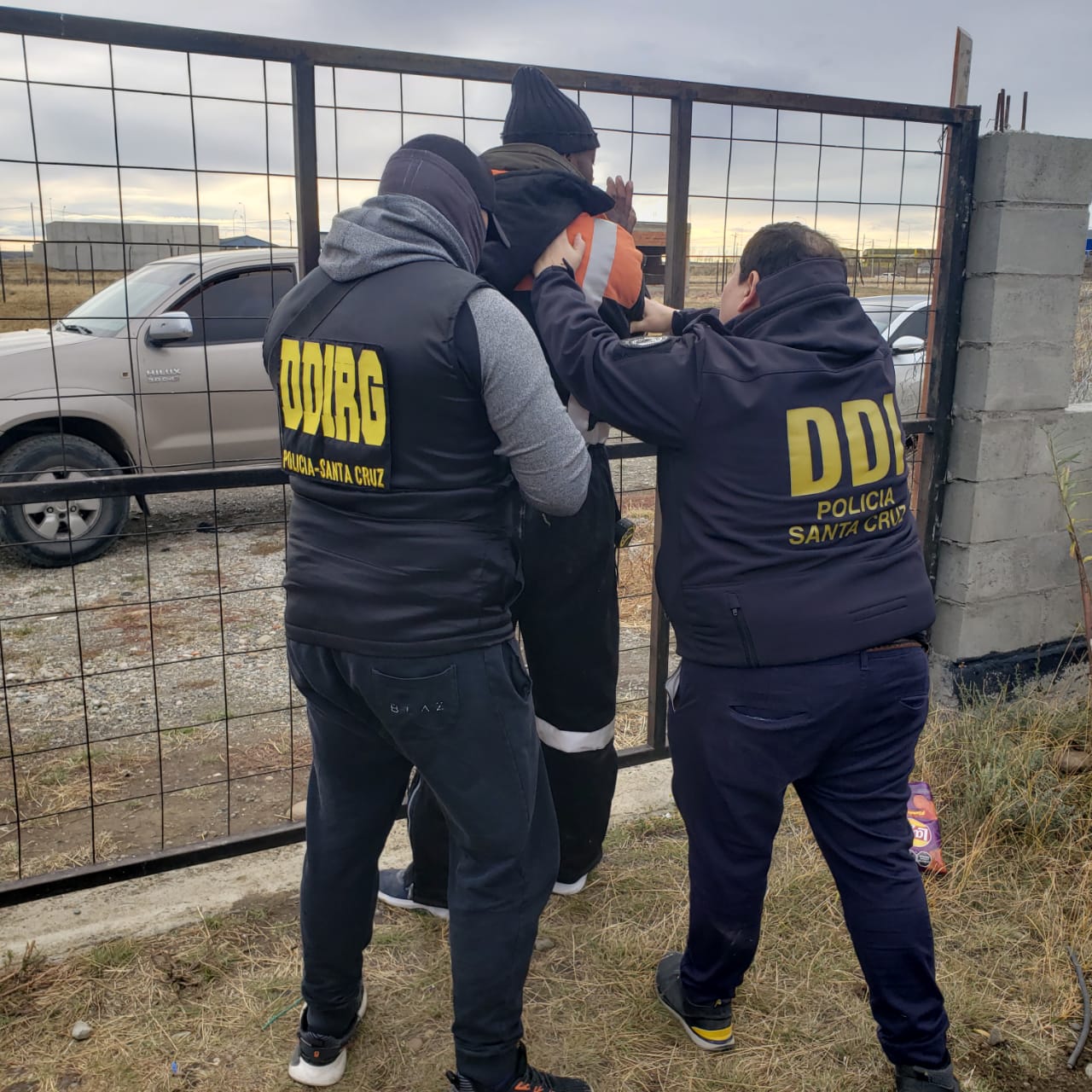  El momento de la detención del acusado. (FOTO: POLICÍA SANTA CRUZ)