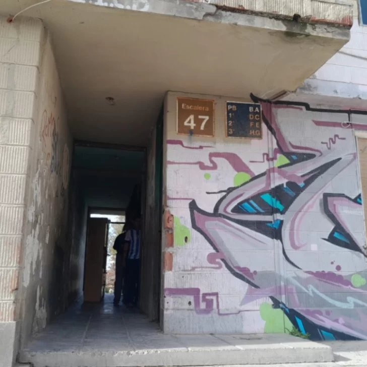 Desesperación y enojo por el desalojo de dos ancianas y dos menores de edad en un departamento del 2 de Abril
