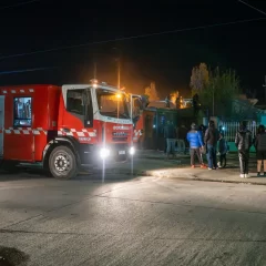 Voraz incendio consumió una casa y bomberos trabajaron para sofocar el fuego