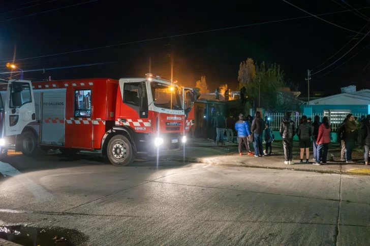 Voraz incendio consumió una casa y bomberos trabajaron para sofocar el fuego