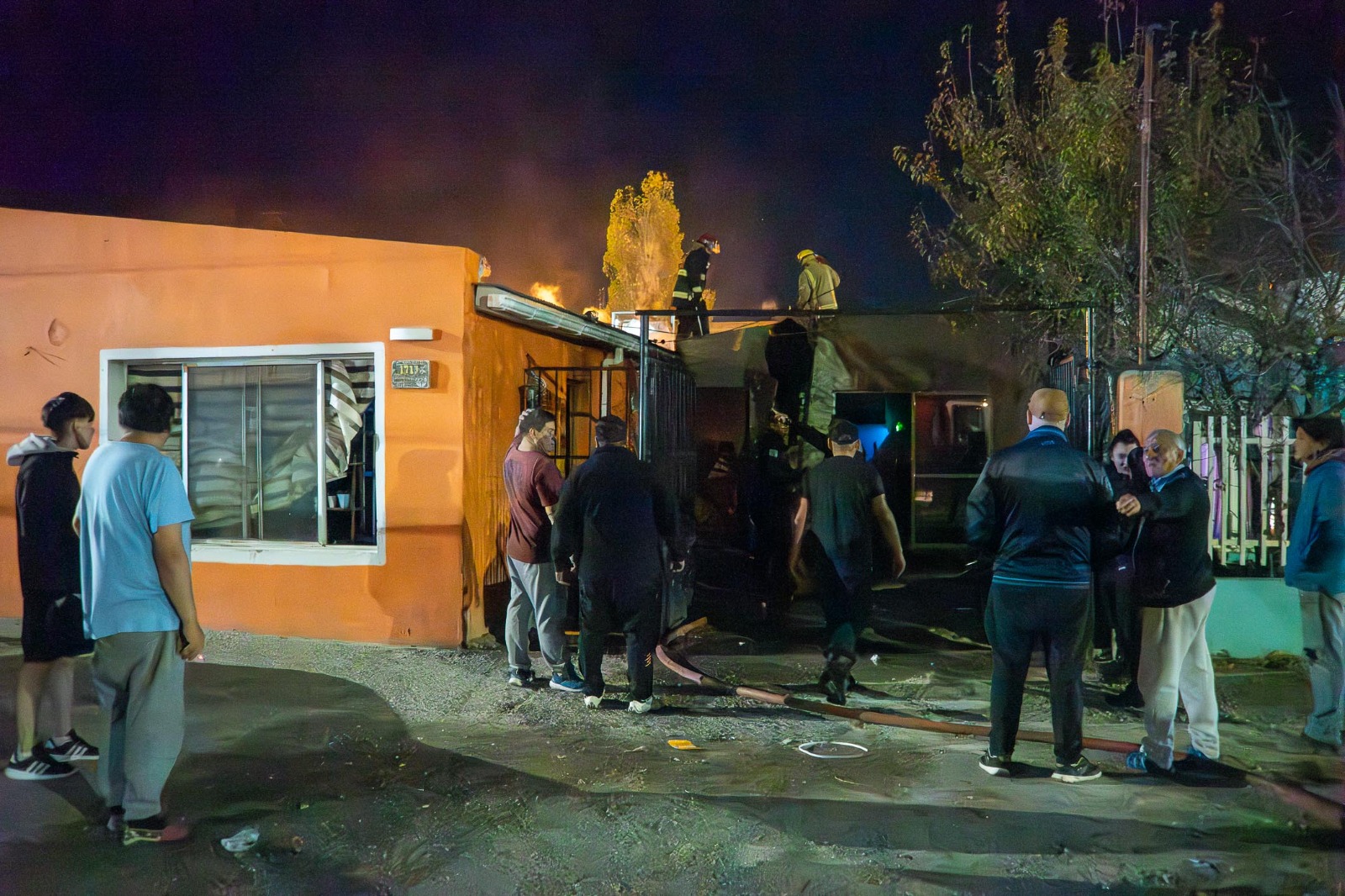 Voraz incendio consumió una casa y bomberos trabajaron para sofocar el fuego