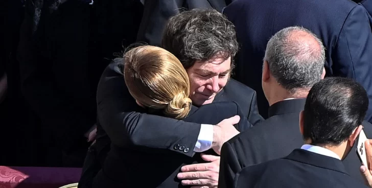 Milei regresó al país tras haber participado de los funerales del Papa Francisco