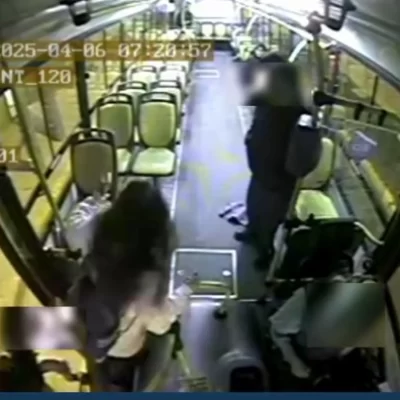 Video: un hombre persiguió, insultó y atacó a una mujer en un colectivo de Comodoro Rivadavia