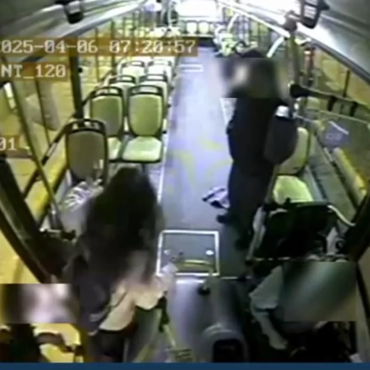 Video: un hombre persiguió, insultó y atacó a una mujer en un colectivo de Comodoro Rivadavia