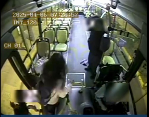 Video: un hombre persiguió, insultó y atacó a una mujer en un colectivo de Comodoro Rivadavia