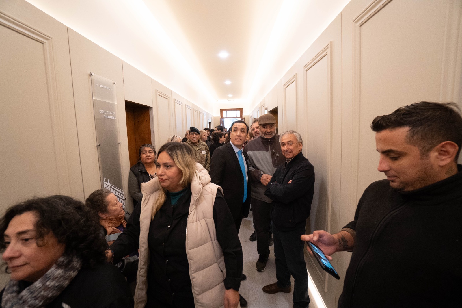  La restauración del pasillo incluyó la instalación de una pantalla digital que muestra a los intendentes históricos mediante inteligencia artificial. FOTO: LEANDRO FRANCO / LA OPINIÓN AUSTRAL.