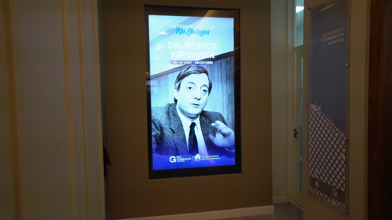  La pantalla con IA permite ver los rostros históricos de la ciudad en una galería digital que moderniza sin perder memoria. FOTO: LEANDRO FRANCO / LA OPINIÓN AUSTRAL.