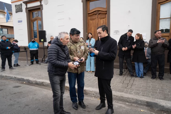  Pablo Grasso recibió un pedazo de tierra de Malvinas. FOTO: LEANDRO FRANCO / LA OPINIÓN AUSTRAL.