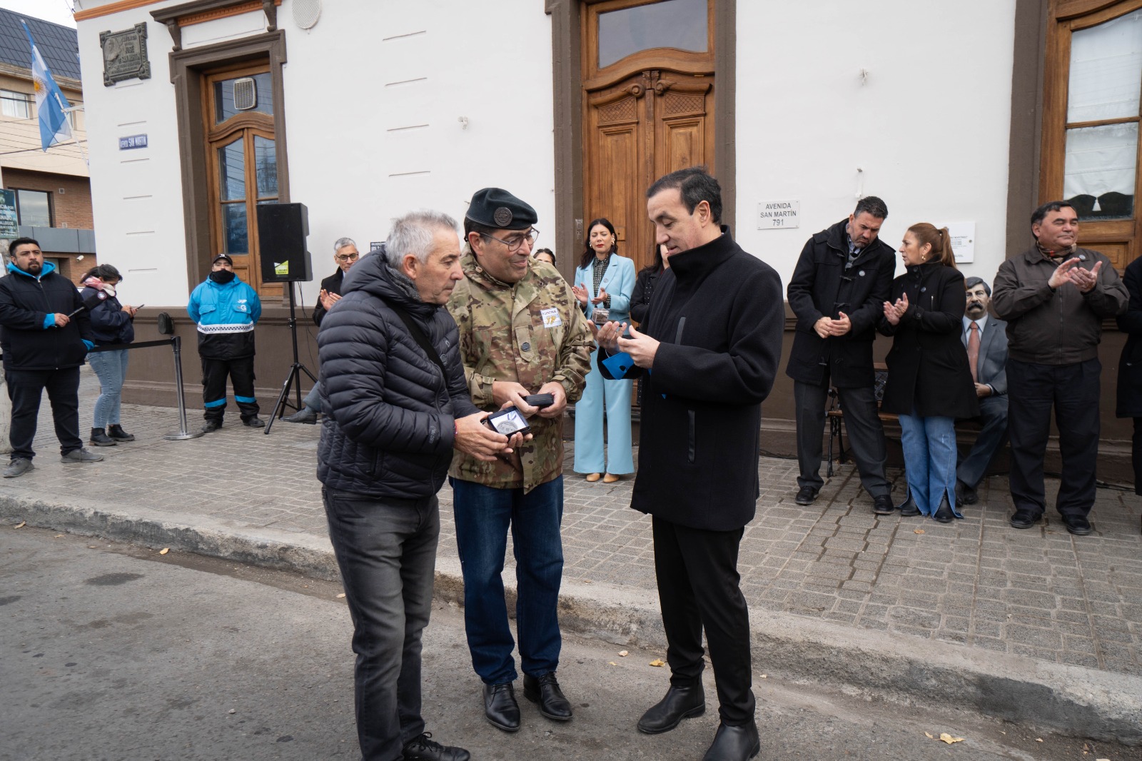  Pablo Grasso recibió un pedazo de tierra de Malvinas. FOTO: LEANDRO FRANCO / LA OPINIÓN AUSTRAL.