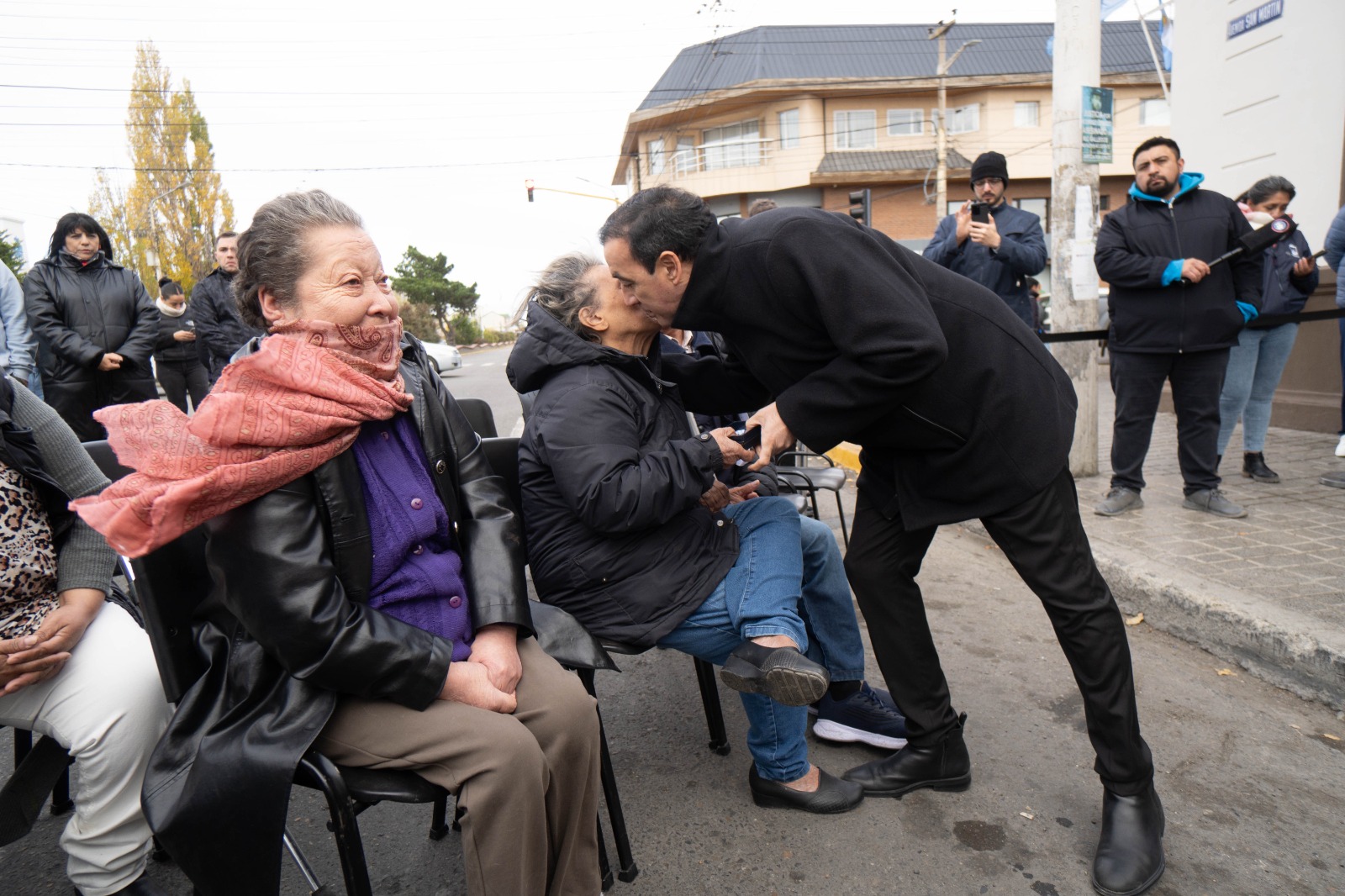  Vecinos históricos y exempleados municipales participaron del acto y recibieron una medalla. FOTO: LEANDRO FRANCO / LA OPINIÓN AUSTRAL.