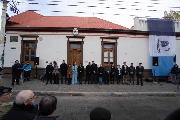  El hall de ingreso fue restaurado respetando las características arquitectónicas originales del edificio de 1925. FOTO: LEANDRO FRANCO / LA OPINIÓN AUSTRAL.