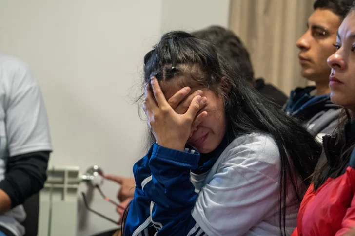  Una cruda postal de la desolación de los familiares. (FOTO:LEANDRO FRANCO/LA OPINIÓN AUSTRAL)