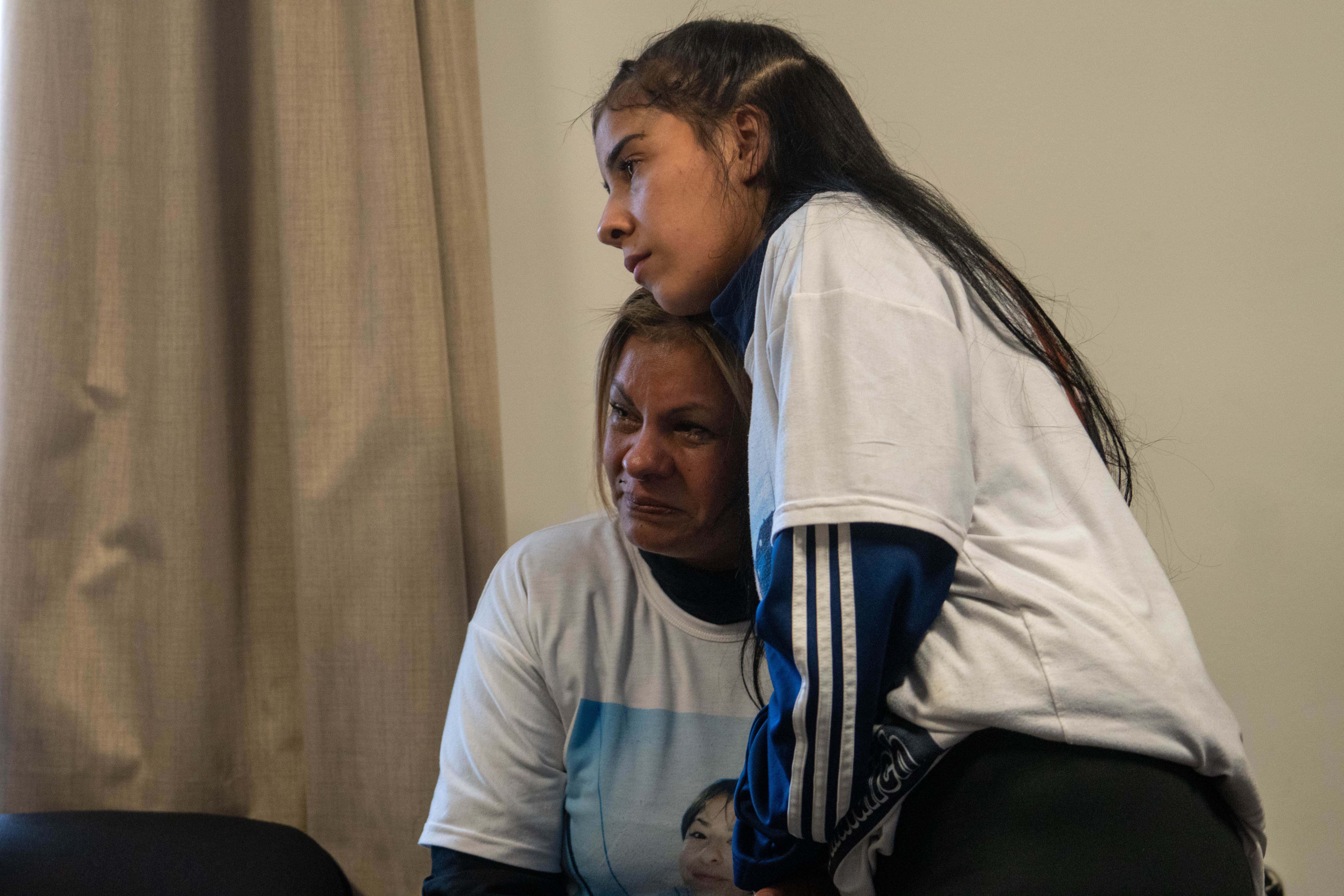  Mabel Maidana siendo contenida por una de sus hijas. (FOTO:LEANDRO FRANCO/LA OPINIÓN AUSTRAL)