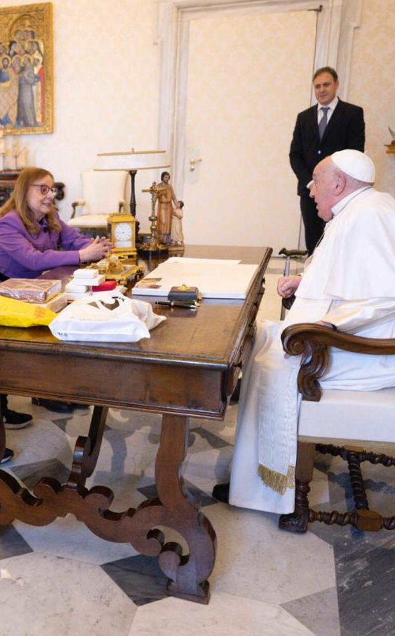  Alicia y Jorge Bergoglio, en 2013, cuando acompañó a Cristina Kirchner. Hacía pocos días que había sido elegido Papa.