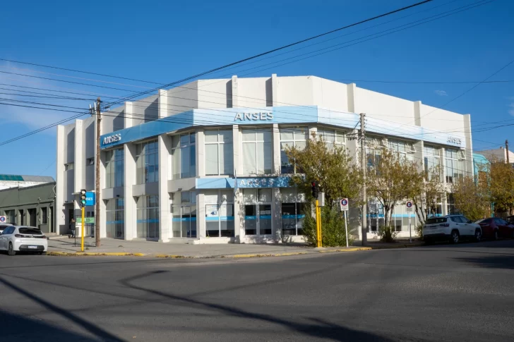 Paro general en Río Gallegos: poco movimiento en el centro y movilización de docentes y trabajadores del correo