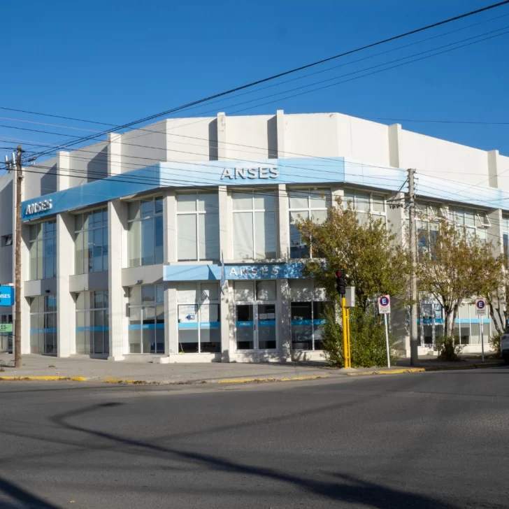 Paro general en Río Gallegos: poco movimiento en el centro y movilización de docentes y trabajadores del correo