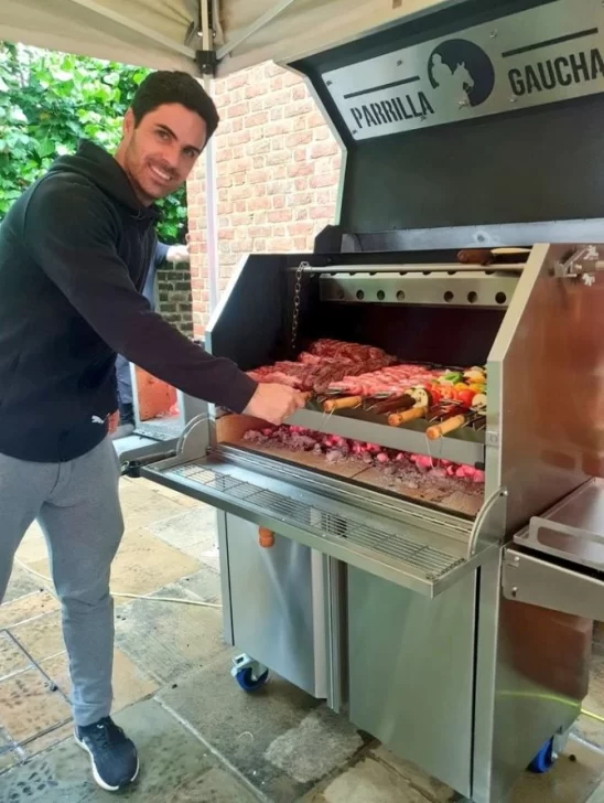 Quién es la argentina que convirtió a Mikel Arteta, DT del Arsenal, en fanático del asado y las empanadas tucumanas
