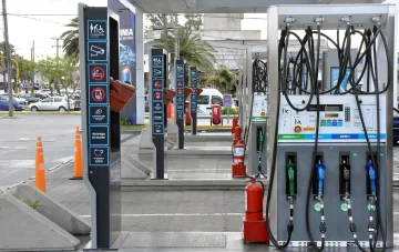 Aumentó la nafta este martes: a cuánto subió el litro de combustible y cuánto cuesta llenar el tanque