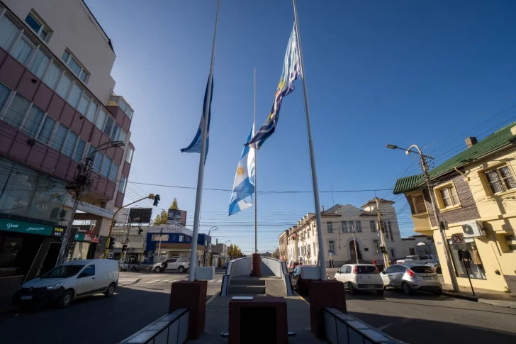banderas-a-media-asta-728x485 banderas-a-media-asta-728x485