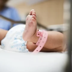 Bronca e indignación: un bebé intoxicado con cocaína en un hospital de Santa Cruz