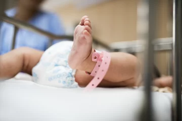 Bronca e indignación: un bebé intoxicado con cocaína en un hospital de Santa Cruz