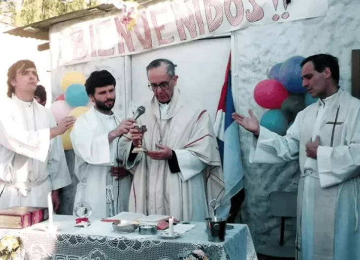  Bergoglio celebrando la misa en los barrios humildes.