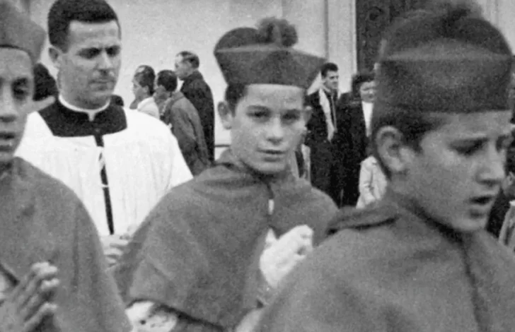  Bergoglio en sus inicios siendo monaguillo.