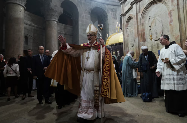  Pierbattista Pizzaballa, patriarca latino de Jerusalén. Su trabajo en el Oriente Medio y su enfoque en las minorías cristianas le otorgan un perfil diplomático y de equilibrio, que podría ser atractivo (AP)