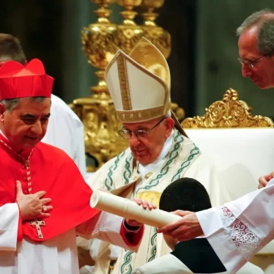 Polémica en el Vaticano: un cardenal condenado insiste en votar en el cónclave para la elección del nuevo Papa