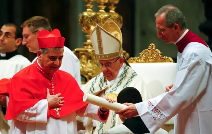 Polémica en el Vaticano: un cardenal condenado insiste en votar en el cónclave para la elección del nuevo Papa