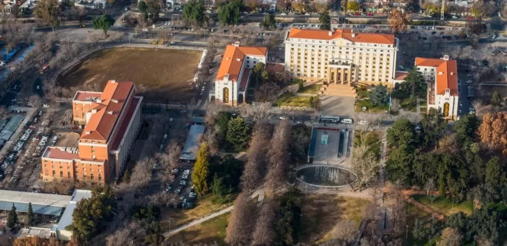 Un hombre murió tras caer del octavo piso de la Casa de Gobierno de Mendoza