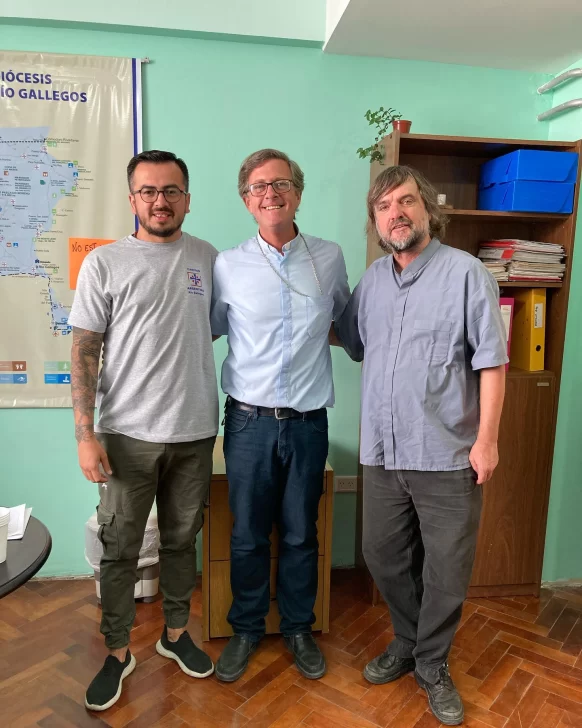  Juan Obando, Jorge García Cuerva antes de ser arzobispo de Buenos Aires y el padre Pepe Di Paola en Río Gallegos, enero 2023.