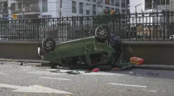 Un auto perdió el control, chocó con un colectivo y volcó en Caballito: hay cinco heridos