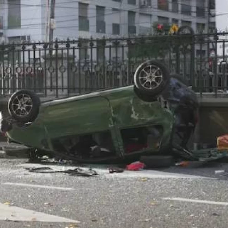 Un auto perdió el control, chocó con un colectivo y volcó en Caballito: hay cinco heridos